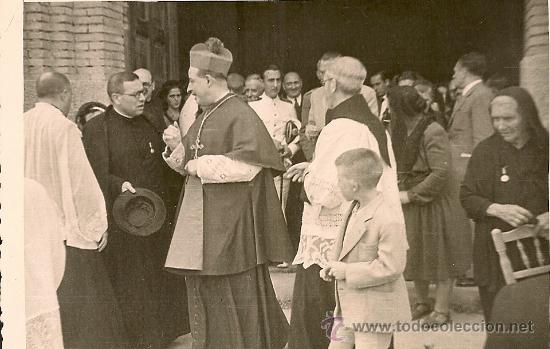 Militaria: OFICIAL DE LA MARINA ESPA&Ntilde;OLA SALIENDO DE MISA EN LOS A&Ntilde;OS 40.