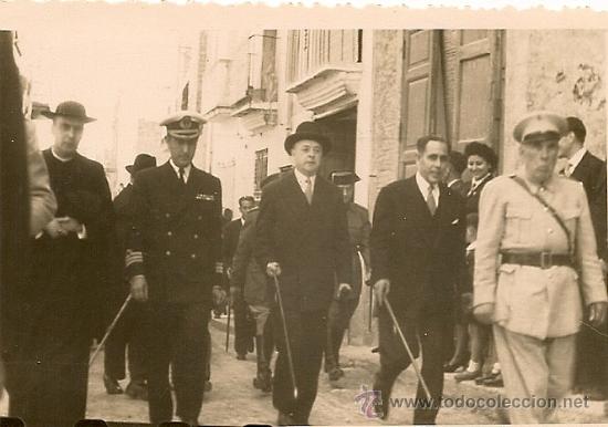 Militaria: OFICIALES DE LA MARINA ESPA&Ntilde;OLA CON AUTORIDADES CIVILES EN FECHA  10/4/1950