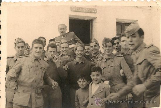 Militaria: OFICIAL Y SOLDADOS ESPA&Ntilde;OLES EN MELILLA EN LOS A&Ntilde;OS 40.