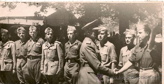 Militaria: SOLDADOS ESPA&Ntilde;OLES PASANDO REVISTA POR OFICIAL EN LOS A&Ntilde;OS 40. MEDIDAS 17,5 X 9,5 CM.