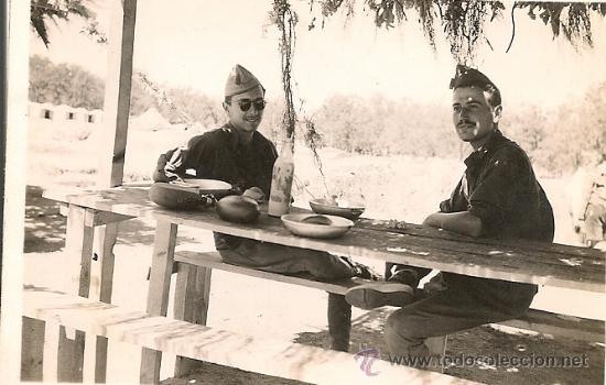 Militaria: SOLDADOS ESPA&Ntilde;OLES DE INGENIEROS COMIENDO EN PLATOS DE ALUMINIO EN LOS A&Ntilde;OS 40.
