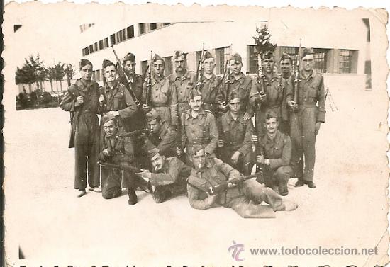 Militaria: SOLDADOS ESPA&Ntilde;OLES CON MAUSER EN MAYO DE 1946.