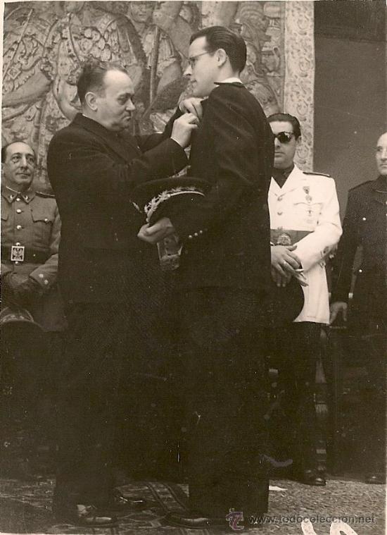 Militaria: CONDECORACI&Oacute;N A OFICIAL ESPA&Ntilde;OL EN LOS A&Ntilde;OS 40/50. MEDIDAS 8,5 X 11,5 CM.
