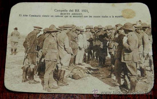 Militaria: Antigua postal de la guerra del rif, 1921, Monte Arruit, el alto comisario ciendo un cadaver que se