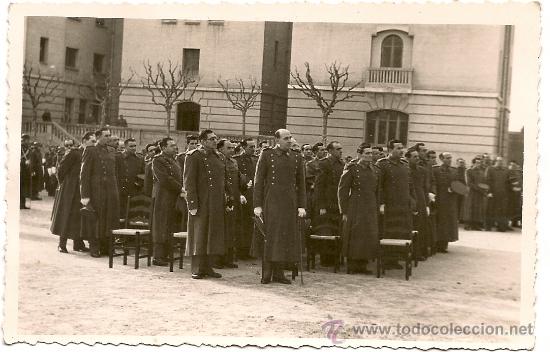 Militaria: OFICIALES Y SOLDADOS ESPA&Ntilde;OLES EN FORMACI&Oacute;N EN LOS A&Ntilde;OS 40. MEDIDAS 13,5 X 8,5 CM.