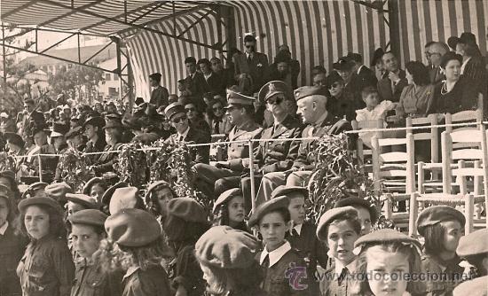 Militaria: FOTO POSTAL DE DIFERENTES OFICIALES EN DESFILE.