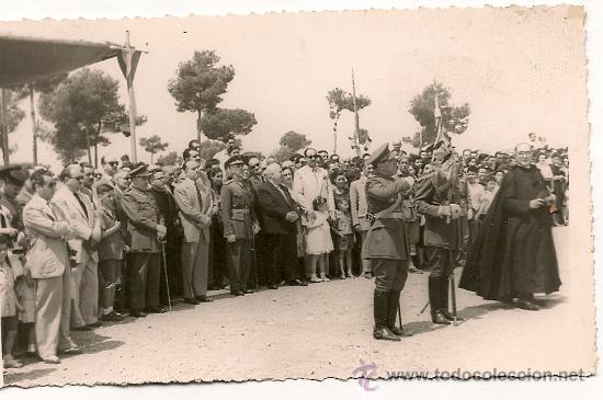 Military Antiques: AUTORIDADES CIVILES Y MILITARES EN LOS A&Ntilde;OS 40. MEDIDAS 13,5 X 8 CM.