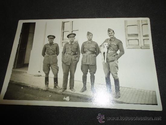 Militaria: FOTOGRAFIA DE OFICIALES ESPA&Ntilde;OLES EN VILLA SANJURGO, ALHUCEMAS, DE LOS A&Ntilde;OS 30, 14 X 9 CM