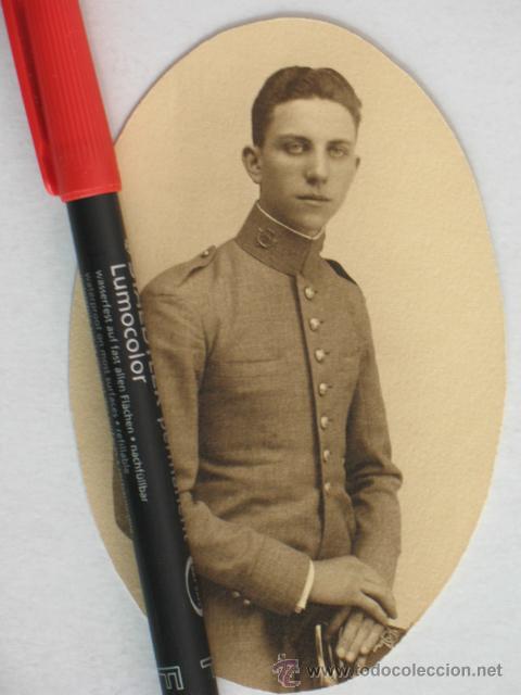 Militaria: Foto de estudio de un cadete de la Academia de Infanter&iacute;a con gorra y sable. 12 x 8 cm.