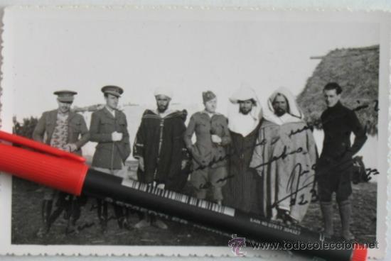 Militaria: Foto de oficiales de Regulares y Legi&oacute;n con los notables arabes de la zona.&Eacute;poca Rep&uacute;blica.