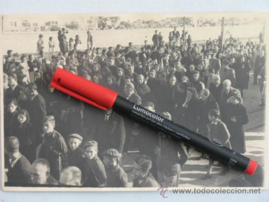 Military Antiques: Curiosa foto de un cortejo funebre donde se aprecian jovenes Flechas de Falange y militares.Ver m&aacute;s