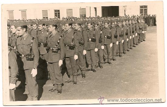 Militaria: SOLDADOS ESPA&Ntilde;OLES DE INFANTERIA EN FORMACI&Oacute;N EN LOS A&Ntilde;OS 40. MEDIDAS 14 X 8,8 CM.
