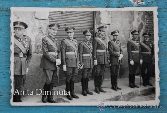 Militaria: FOTOGRAFIA POSTGUERRA - A&Ntilde;OS 40 - OFICIALES CON SABLES Y MEDALLAS, PARECE MU&Ntilde;OZ GRANDES EL ANTEPENUL