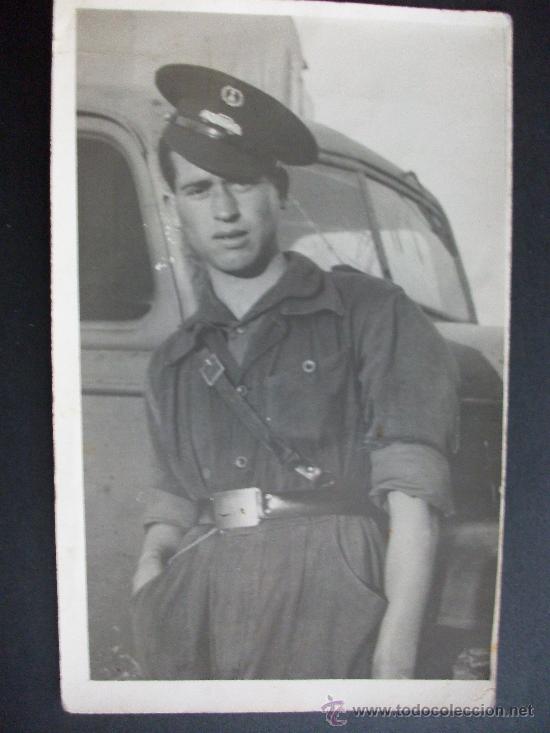 Militaria: SOLDADO CONDUCTOR CON MONO Y GORRA . HORTALEZA, 1940 .