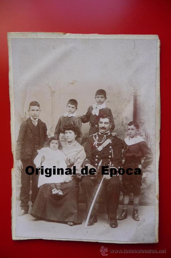 Militaria: (JX-817)FOTOGRAFIA DE OFICIAL Y SU FAMILIA,CON SABLE DE INSTITUTOS MONTADOS