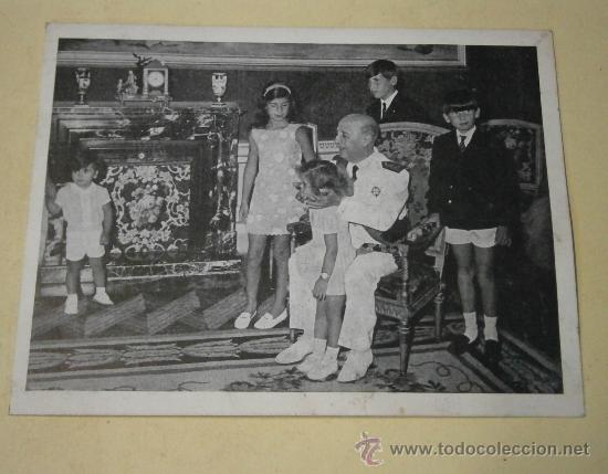 Militaria: Foto tipo tarjet&oacute;n de 17 x 13 cms. aprox., de Franco en familia, pidiendo el voto en catal&aacute;n