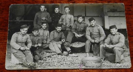 Militaria: ANTIGUA FOTO PSOTAL DE SOLDADOS DE ARTILLERIA PELANDO PATATAS, EN SAN SEBASTIAN EN 1919, NO CIRCULAD