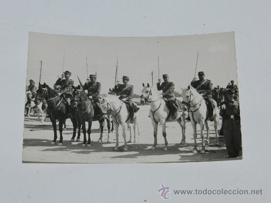 Militaria: ANTIGUA FOTOGRAFIA DE OFICIALES DE CABALLERIA EN FORMACION, EPOCA DE FRANCO, TAMA&Ntilde;O POSTAL.