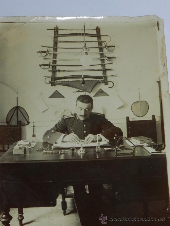 Militaria: ANTIGUA FOTOGRAFIA DE TENIENTE DE ARTILLERIA EN LA OFICINA, EPOCA DE ALFONSO XIII, TAL COMO SE PUEDE