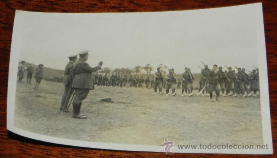 Military Antiques: FOTO POSTAL DESFILE DE GRUPO REGULARES ALHUCEMAS N&ordm; 5. MARRUECOS, GUERRA DEL RIF, A&Ntilde;OS 20 OFICIALES