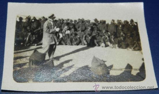 Militaria: ANTIGUA FOTOGRAFIA PAYASO ACTUANDO ANTE LEGIONARIOS, GUERRA DEL RIF, 1925 CAMPA&Ntilde;A DE MARRUECOS, PROT