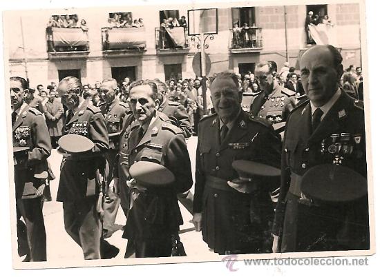 Militaria: ALTOS OFICIALES DEL EJ&Eacute;RCITO ESPA&Ntilde;OL EN DESFILE EN LOS A&Ntilde;OS 50/60