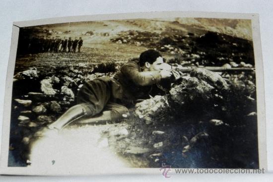 Military Antiques: ANTIGUA FOTOGRAFIA DE LA GUERRA DEL RIF, SOLDADO DISPARANDO EN UNA POSCION, MIDE 8,5 X 6 CMS.
