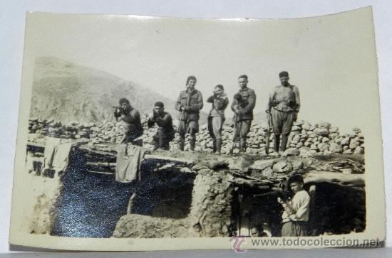 Militaria: ANTIGUA FOTOGRAFIA DE LA GUERRA DEL RIF, REGULARES Y TROPAS INDIGENAS EN UN BLOCAO, MIDE 8,5 X 6 CMS