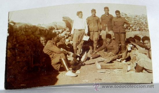 Militaria: ANTIGUA FOTOGRAFIA DE LA GUERRA DEL RIF, REGULARES Y TROPAS INDIGENAS EN UN BLOCAO, MIDE 8,5 X 6 CMS