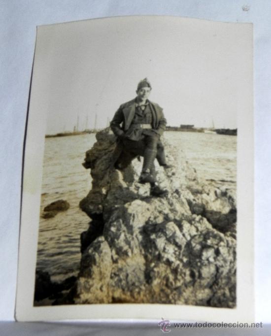 Military Antiques: ANTIGUA FOTOGRAFIA DE LA GUERRA DEL RIF, SOLDADO EN UNA POBLACION COSTERA, MIDE 8,5 X 6 CMS.