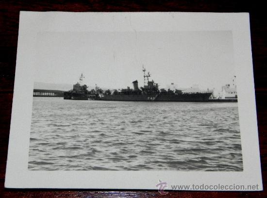 Military Antiques: ANTIGUA FOTOGRAFIA DE BARCO FRAGATA F 42 EN PUERTO, MIDE 9 X 7 CMS.