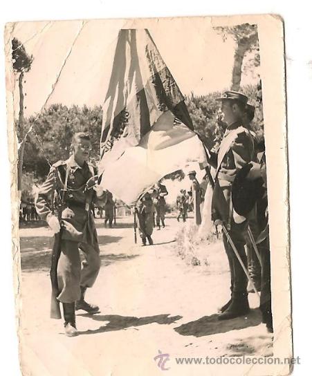 Militaria: SOLDADOS ESPA&Ntilde;OLES EN JURA DE BANDERA EN EL A&Ntilde;O 1958