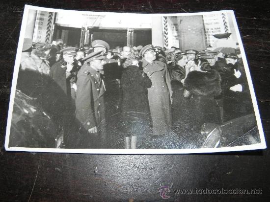 Military Antiques: ANTIGUA FOTOGRAFIA DE EL GENERAL ARANDA A LA ENTRADA DEL CINE AVENIDA DURANTE EL ESTRENO DE LA PELIC