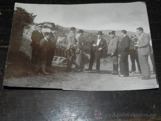 Militaria: ANTIGUA FOTOGRAFIA DE  COMISION JUDICIAL JUNTO  CON OFICIAL DE LA GUARDIA CIVIL HACIENDO UN RECONOCI
