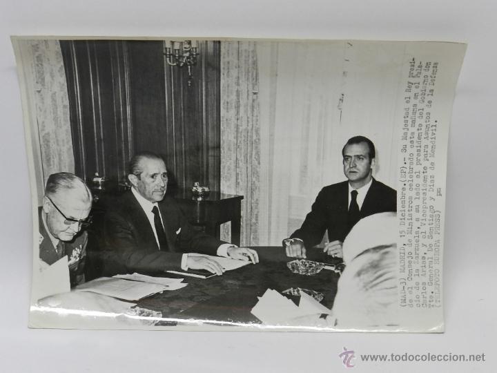 Military Antiques: FOTOGRAFIA DE PRENSA, EL REY D. JUAN CARLOS DE BORBON PRESIDE EL CONSEJO DE MINISTGROS, A SU LADO EL