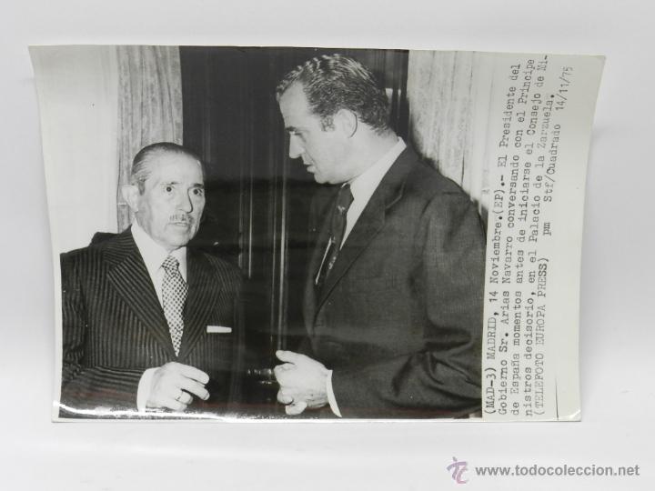 Military Antiques: FOTOGRAFIA DE PRENSA, EL PRESIDENTE DE GOBIERNO D. CARLOS ARIAS NAVARRO CONVERSANDO CON EL PRINCIPE
