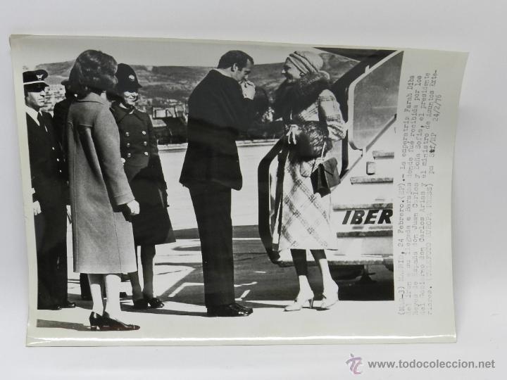 Military Antiques: FOTOGRAFIA PRENSA, EL REY D. JUAN CARLOS SALUDA A LA EMPERATRIZ FARAH DIBA, 24 DE FEBRERO DE 1976, M