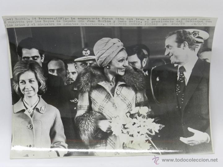 Militaria: FOTOGRAFIA PRENSA, EL REY D. JUAN CARLOS SALUDA A LA EMPERATRIZ FARAH DIBA, 24 DE FEBRERO DE 1976, M