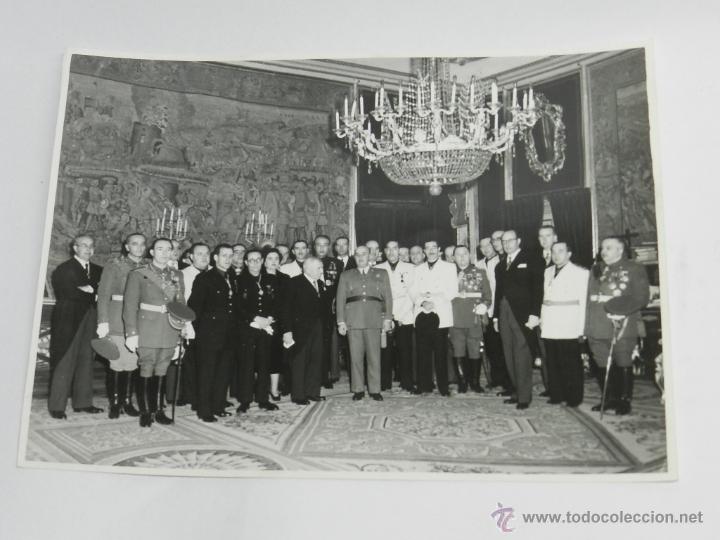 Militaria: FOTOGRAFIA DE PRENSA DE FRANCISCO FRANCO JUNTO CON AUTORIDADES MILITARES Y JERARQUIA DE FALANGE,  MA