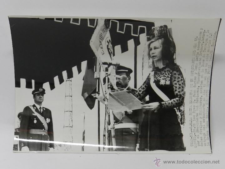 Militaria: FOTOGRAFIA DE LA REINA SOFIA, MADRINA DE UN ESTANDARTE DEL ALA 12, EN LA BASE DE TORREJON DE ARDOZ,