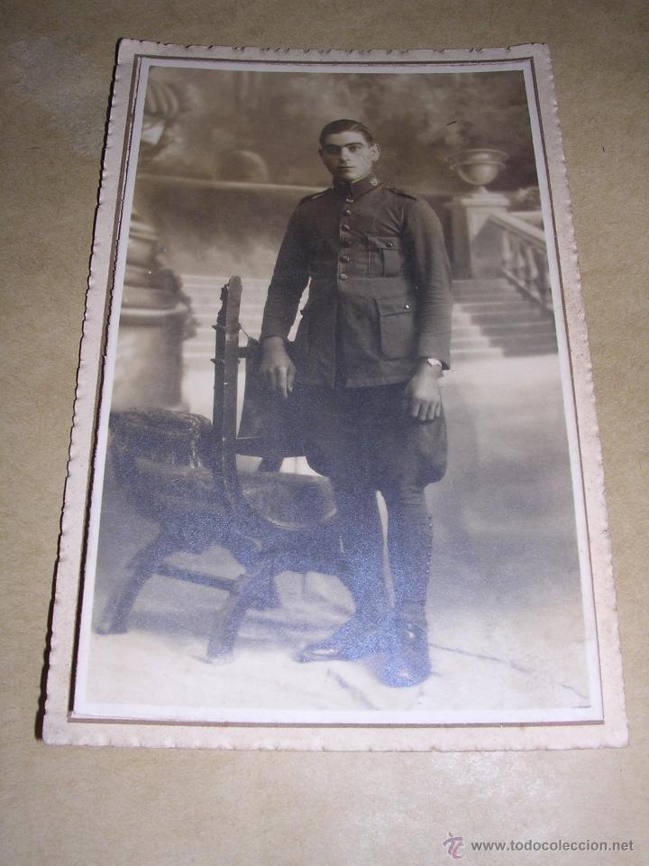 Military Antiques: ANTIGUA FOTOGRAFIA MILITAR MONTADA SOBRE CARTULINA DE EPOCA 15X9,5 CM.