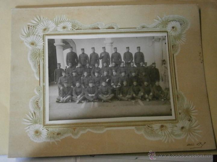 Militaria: Fotograf&iacute;a de 21,5x28cm, grupo de soldados, a&ntilde;o 1909.