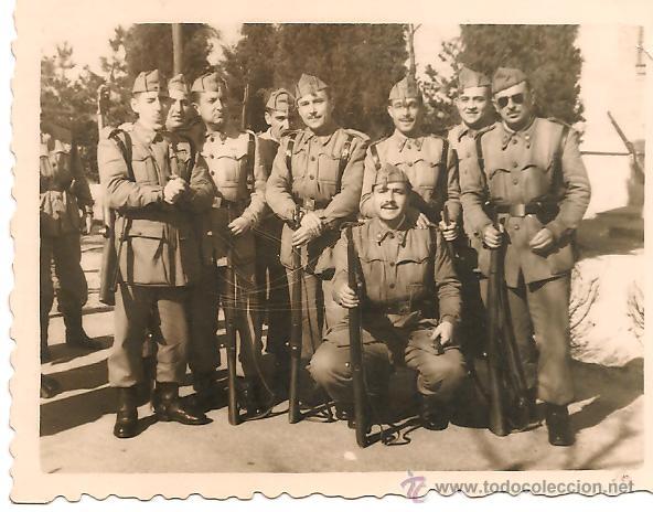 Militaria: SOLDADOS ESPA&Ntilde;OLES DE INFANTERIA CON MAUSER. FECHA 11 DE MARZO DE 1947