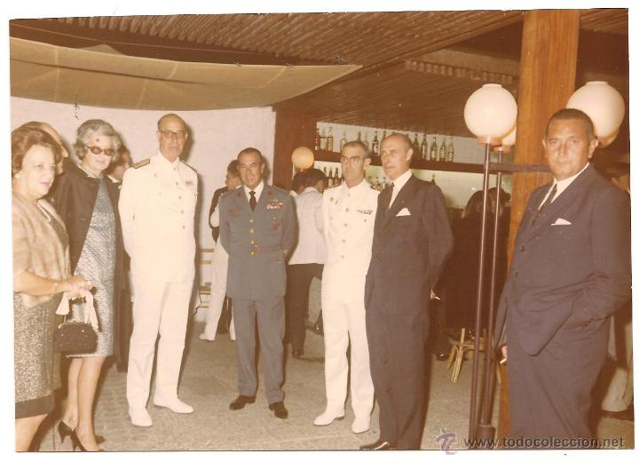 Militaria: OFICIALES ESPA&Ntilde;OLES DE AVIACI&Oacute;N Y MARINA JUNTO A CIVILES EN RECEPCI&Oacute;N OFICIAL EN EL A&Ntilde;O 1968