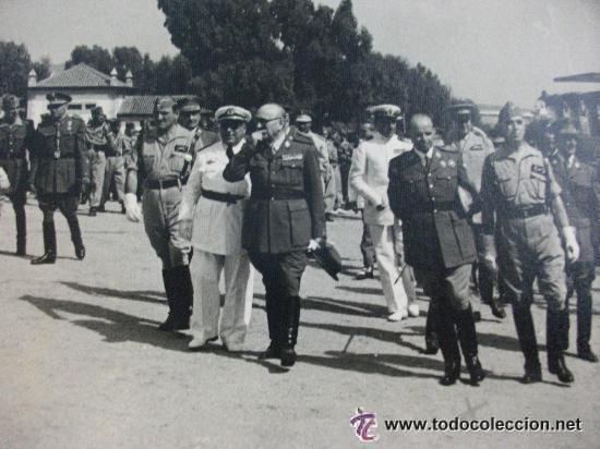 Militaria: FOTO GENERAL VARELA CON LAUREADAS Y GENERALES: LEGION, MARINA, MEDALLA INDIVIDUAL, ETC. TETUAN 1949