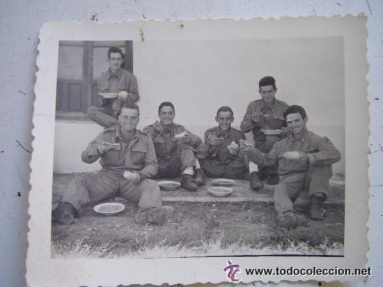 Militaria: MILITAR : SOLDADOS DE CABALLERIA . HORA DE RANCHO. 7 X 9 CM ..