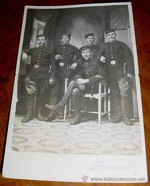 Military Antiques: ANTIGUA FOTO  POSTAL DE SOLDADOS EN UNIFORME, EL QUE ESTA SENTADO ES UN CABO, DE LA CAMPA&Ntilde;A DE ESPA&Ntilde;