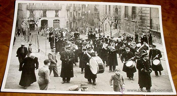 Military Antiques: ANTIGUA FOTOGRAFIA ORIGINAL DE LA BANDA DE MUSICA DESFILANDO, A&Ntilde;OS 40 - POSIBLEMENTE EN LA LOCALIDAD