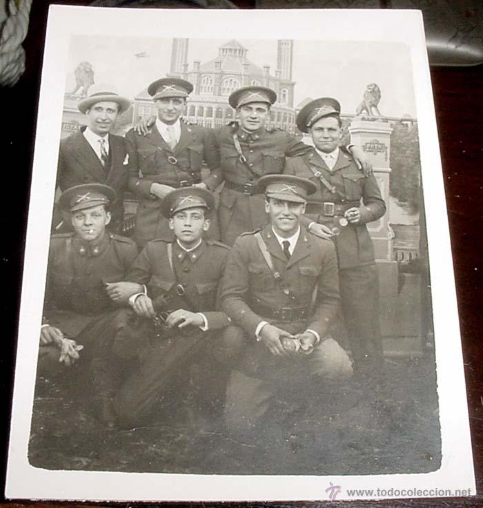 Military Antiques: ANTIGUA FOTO  DE OFICIALES DEL EJERCITO ESPA&Ntilde;OL - POSANDO - MIDE 9,5 X 7 CMS.