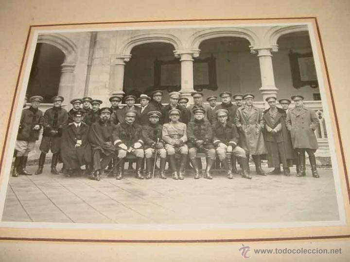Militaria: ANTIGUA FOTOGRAFIA DE RECUERDO DE LA VISITA VERIFICADA A LA ACADEMIA DE ARTILLERIA POR LA COMISION D
